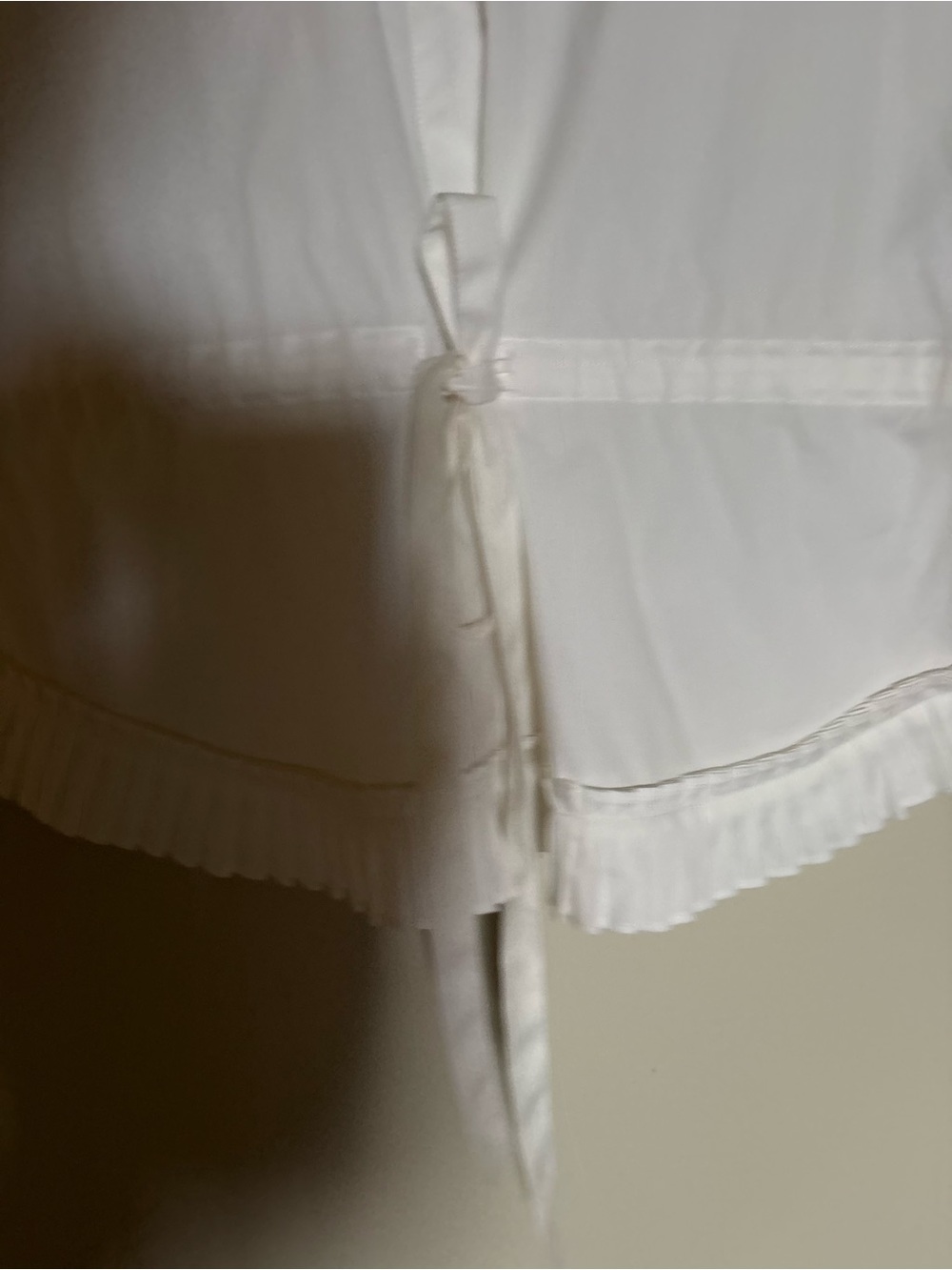 RIANI- size 4 US Sleeveless White Pleated Trim Tie-Front Blouse - Picture 9 of 17